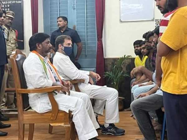 राहुल गांधी ने हैदराबाद जेल में एनएसयूआई नेताओं से मुलाकात की